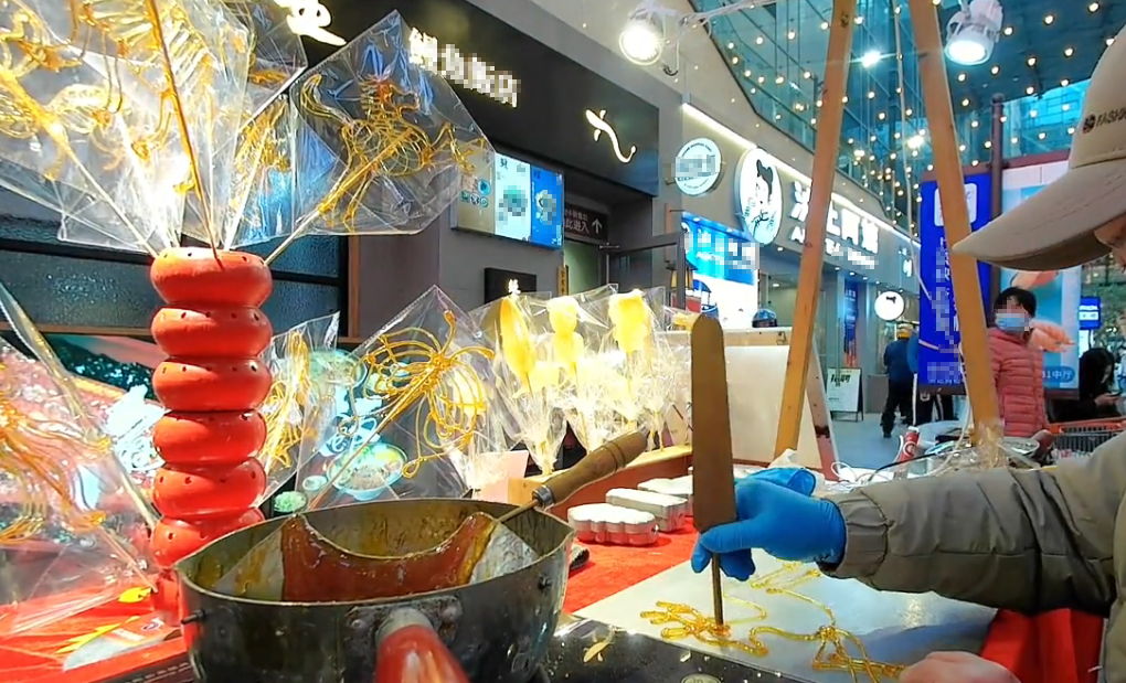 冒泡网：年底摆摊会很火，从大年30忙到正月十五，利润丰厚的小生意